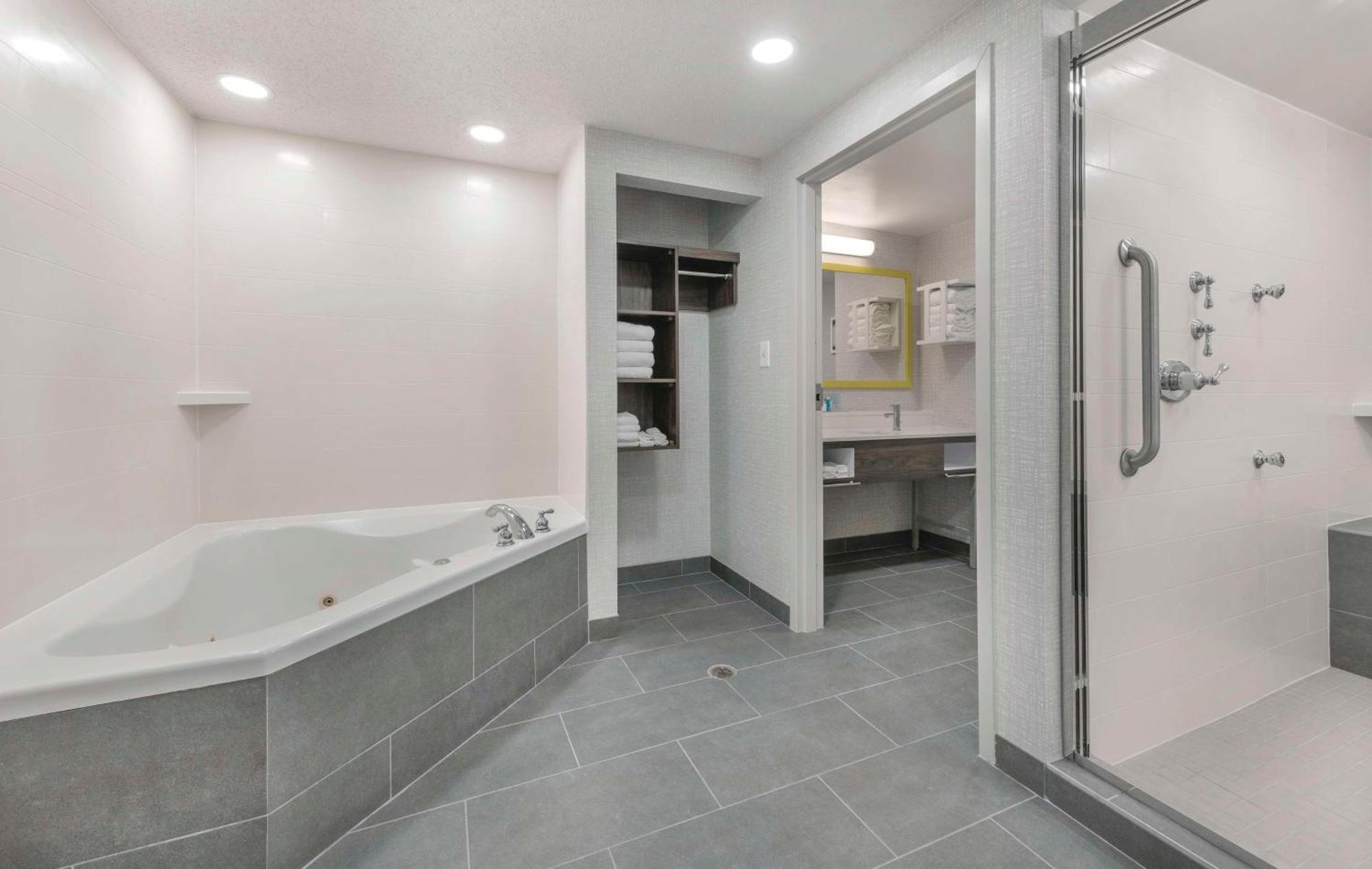 Hampton Inn & Suites Burlington Bagian luar foto