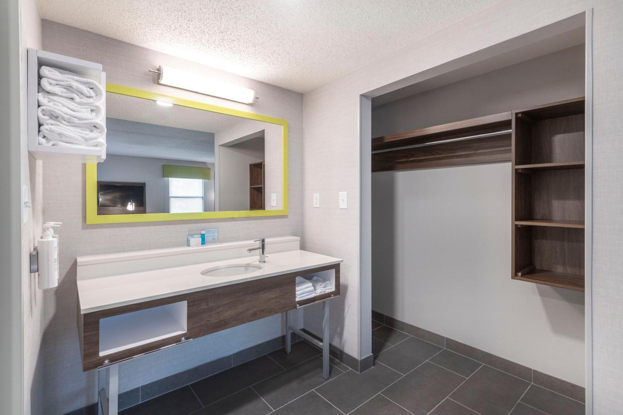Hampton Inn & Suites Burlington Bagian luar foto
